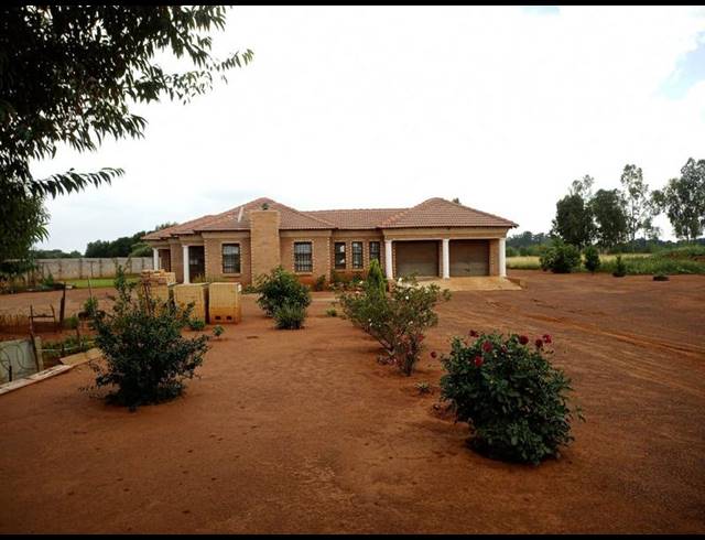 4 BEDROOM HOUSE FOR SALE IN ZUURBEKOM